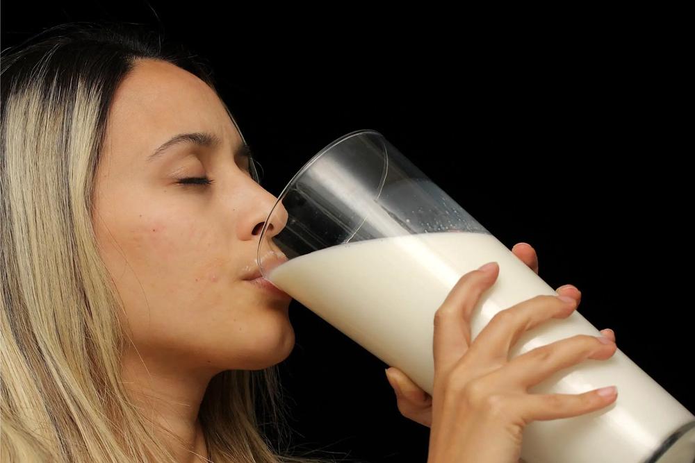 تفسير رؤية الحليب في المنام للمتزوجة