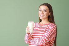تفسير رؤية الحليب في المنام للعزباء