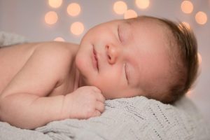 هل يدل ضحك الطفل الرضيع وبكائه على أحلامه؟