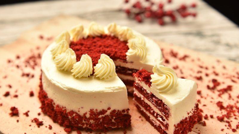 🎂 رؤية الكيك في المنام وتفسيرها المدهش بين المناسبات والنيات