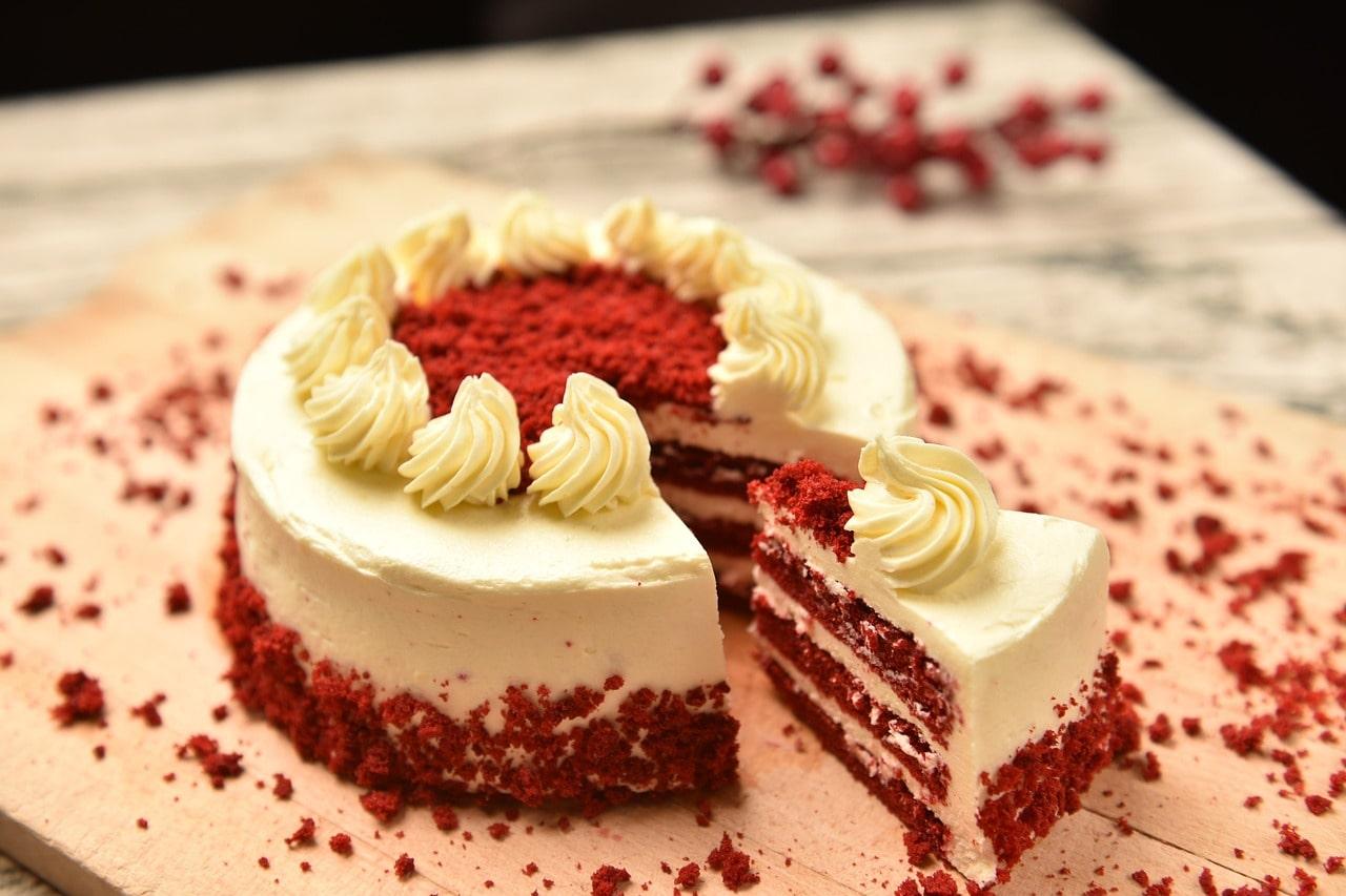 🎂 رؤية الكيك في المنام وتفسيرها المدهش بين المناسبات والنيات