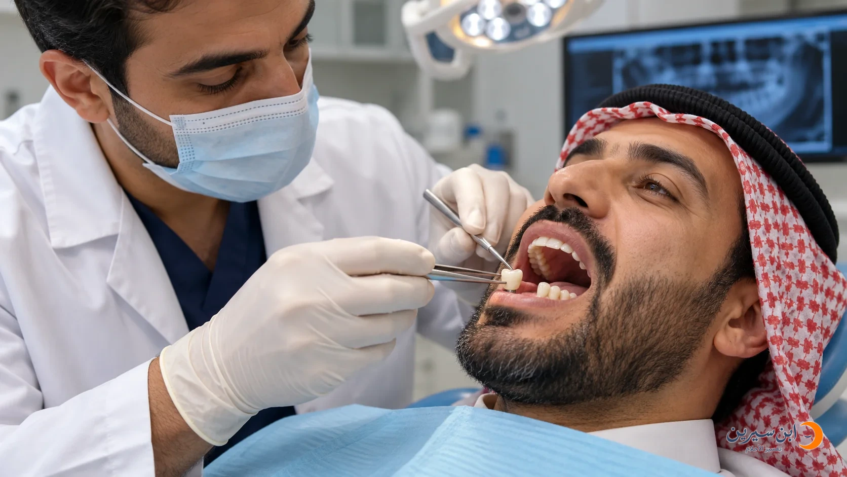 طبيب يمسك سنًا جديدة بأداة أمام فراغ في أسنان مريض بالغ
