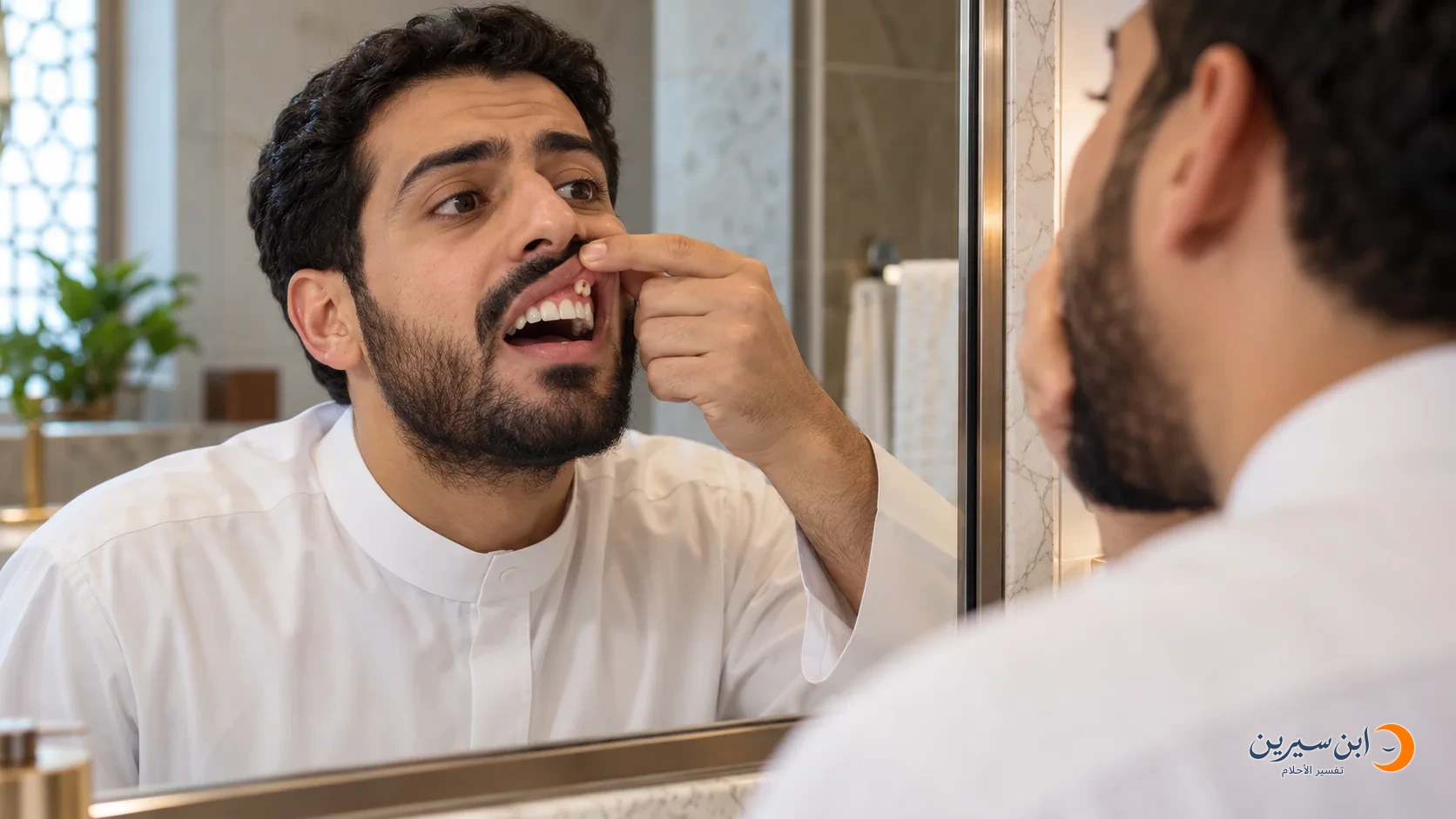 رجل يكشف أسنانًا زائدة ظاهرة فوق صف أسنانه العلوية أمام المرآة