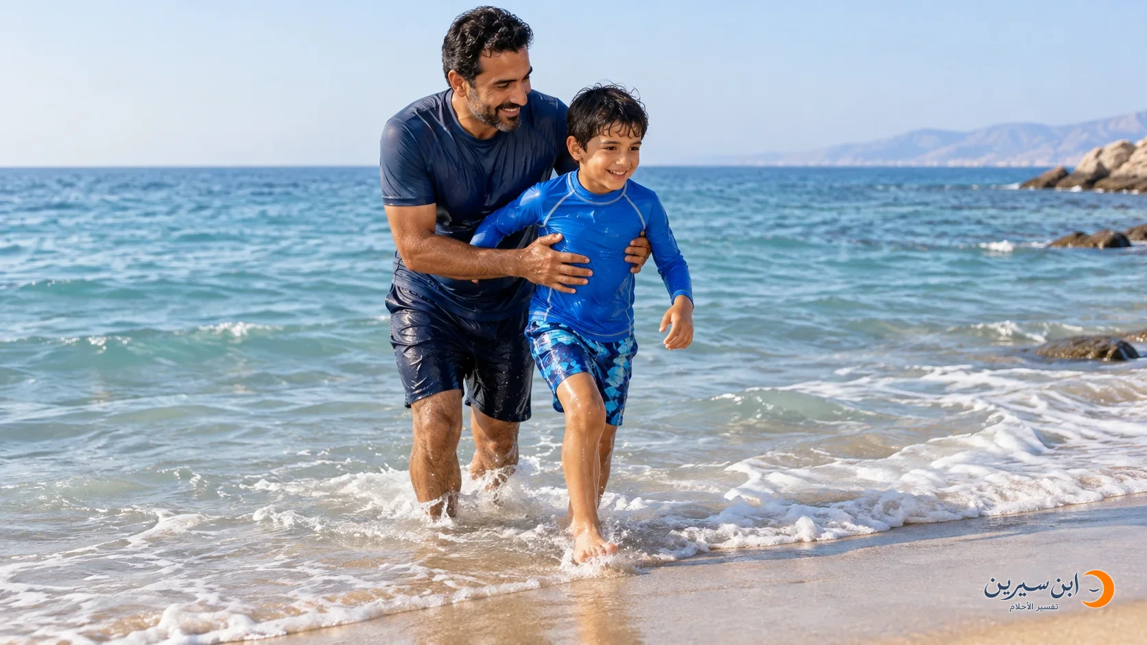 أب يساعد ابنه على الخروج سالمًا من البحر