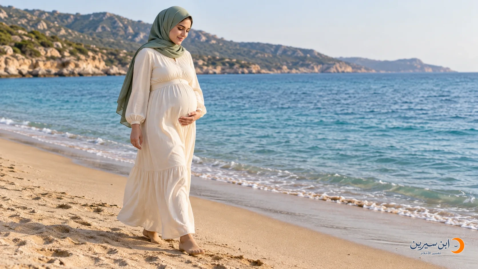 امرأة حامل تمشي على رمال شاطئ البحر