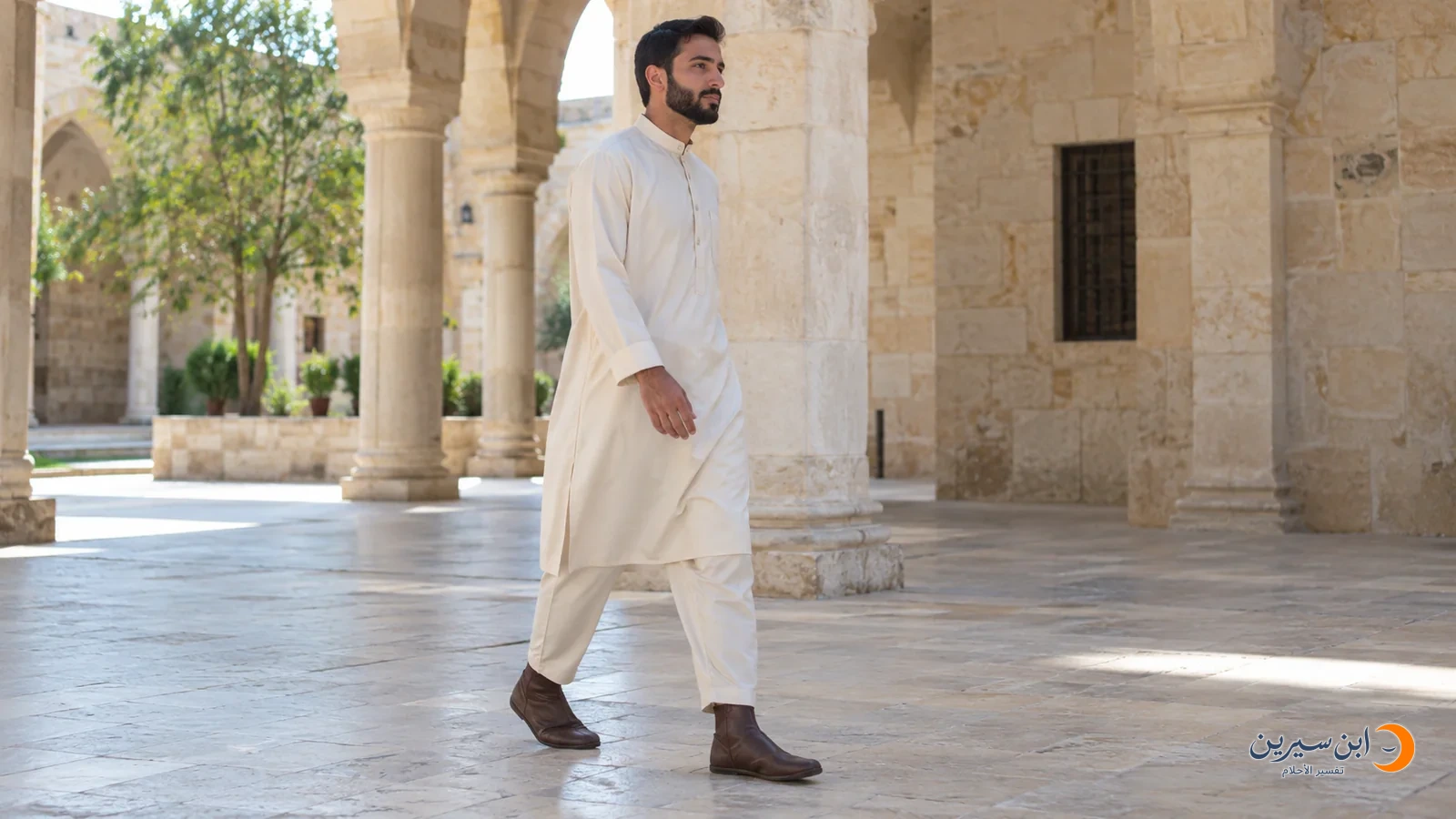 رجل يمشي بخفين جلديين لينين في فناء هادئ