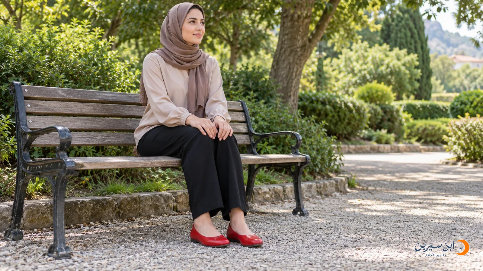 امرأة ترتدي حذاءً أحمر وهي جالسة على مقعد