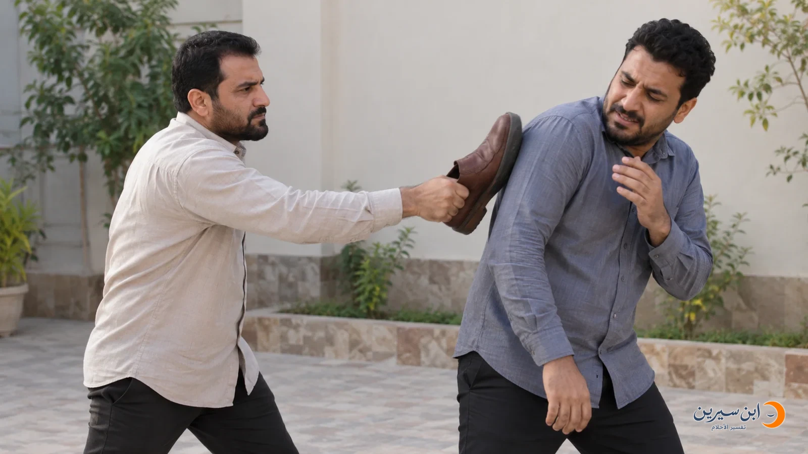 رجل يضرب كتف رجل آخر بحذاء في مشهد تمثيلي دون إصابة
