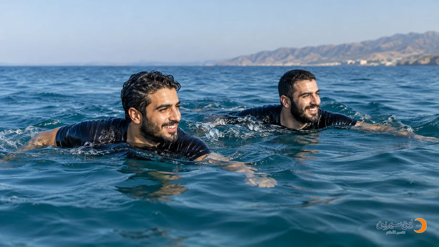 شخصان يسبحان معًا في البحر